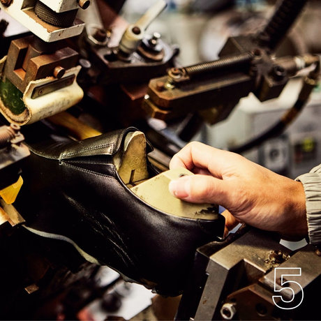 信頼性を生み出す、職人達の確かな靴作り。